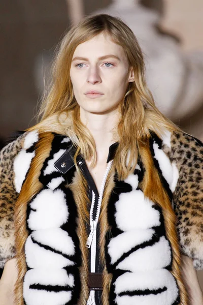 Look 9